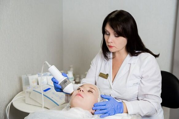 Running a face cryotherapy